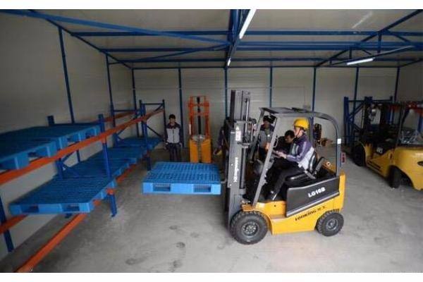 塑料托盤叉車配合作業 塑料托盤叉車配合作業